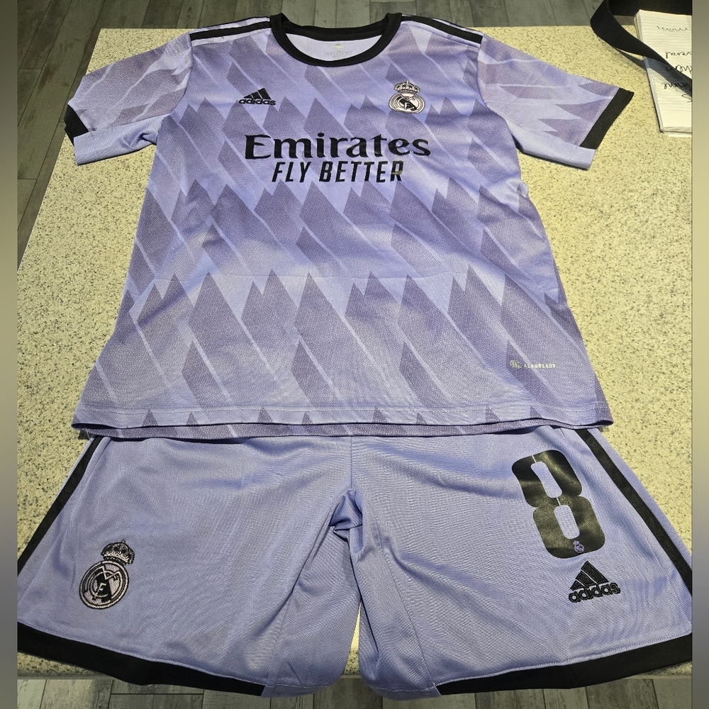 REAL MADRID JERSEY AWAY  SOCCER SET ADIDAS  MENS SIZE  M